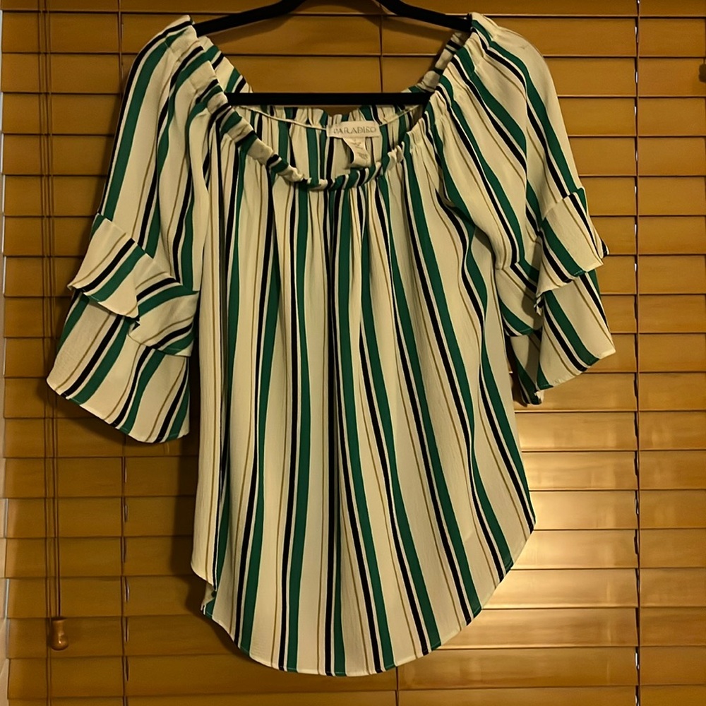 Off the shoulder Vertical Striped Blouse
Size L
NWT